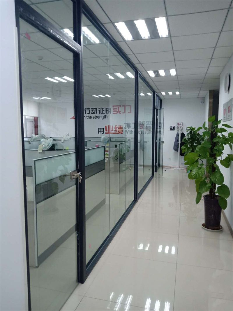 辦公室玻璃隔斷使用壽命會受什么影響？